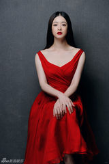 组图：蒋欣开年红裙大片秀香肩美艳动人