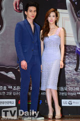 组图：李多海时隔八年再搭李栋旭 镂空裙秀美胸