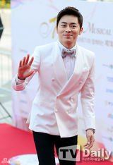 组图：少时Jessica挽SJ圭贤亮相音乐剧颁奖红毯