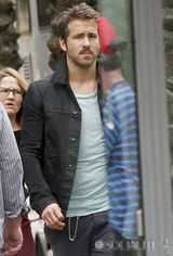 组图：布莱克-莱弗利拍新片神情严峻 丈夫探班