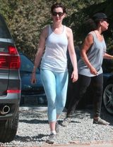 组图：海瑟薇运动装出街健身 紧身裤美臀紧翘