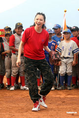 组图：徐若瑄为妈妈当开球大使 只谈棒球避谈男友