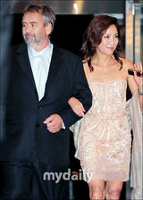 组图：杨紫琼吕克贝松釜山亮相《昂山素季》红地毯