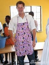 组图：哈里裸照门后热心慈善 跪地与聋哑儿互动