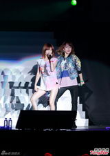 组图：韩团4minute性感登陆香港 热舞大秀美腿