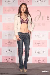 组图：明道代言女性内衣享艳福 与靓模亲密接触