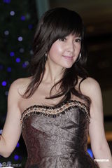 组图：周慧敏性感现身做慈善 不惧微雨半露玉胸