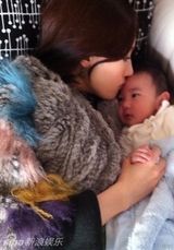 组图：李嘉欣美艳出镜 曝光大肚照幸福满溢