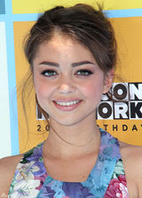 组图：萨拉-海蓝德花朵礼服亮相青春靓丽