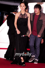 组图：韩佳人黑色长裙高贵优雅亮相红毯