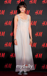 组图：玄英金俊等出席时尚活动 刘仁英混搭风