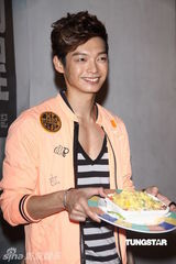 组图：辰亦儒举办新书发表会 展示厨艺秀事业线