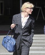 组图：凯特-布兰切特中性装扮酷帅亮相机场