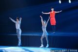 组图：李宇春携手世界冠军演绎冰舞上海