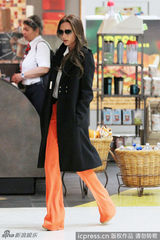 组图：贝嫂维多利亚现身机场 衣着时尚色调抢镜