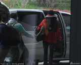 组图：张柏芝拎吉他外出 墨镜遮脸获眼镜男护送