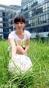 幻灯图：赵柯拍绿茵写真 俯身玩球娇羞无限