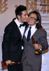 组图：金鸡百花节颁奖礼后台 众星亲吻奖杯