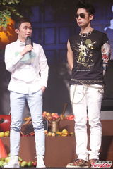 组图：吴建豪柯有伦代言走秀主打摇滚风