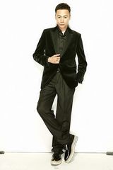 组图：高虎霸道写真曝光 一身酷黑别样“男人味”