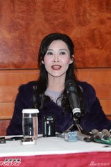 组图：艳星叶玉卿被爆复出还债 浓妆澄清未破产