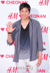 组图：李多海着抹胸裙挤爆乳 助阵服装店开业 