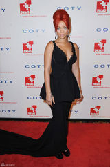 高清组图：蕾哈娜黑色爆乳装亮相 低头春光乍泄