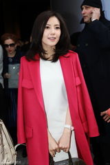 组图：高圆圆米兰优雅看秀 推崇时尚实用主义