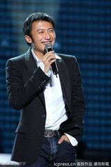 组图：谢霆锋献唱演唱会 蔡依林露胸垫上下走光