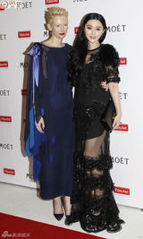 组图：范冰冰风骚黑裙抛胸晒玉腿 与甄子丹贴面