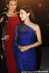 组图：高圆圆偷拽内衣防走光 避谈与赵又廷婚讯