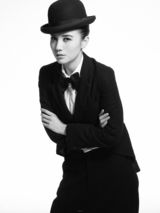 组图：小宋佳变身狂野逗趣女爵 贴须执仗雅痞十足