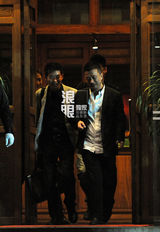 独家:冯小刚葛优等好友吃饭 徐静蕾白裙喝high