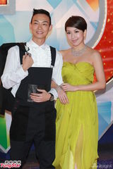 组图：黄智雯身着黄裙亮丽 梁烈唯工装俏皮