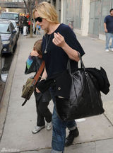 幻灯：凯特-温斯莱特携女出街 手指上已无婚戒