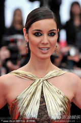 组图：贝纳尼丝吊带裙显波涛汹涌