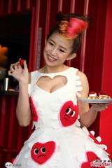 组图：郭书瑶红白短裙亮相 大露胸器秀性感