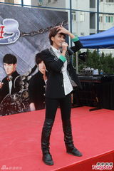 组图：曾沛慈SpeXial为新剧造势 与学生拼球技