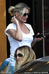 组图：巴里摩尔三婚倒计时 闺蜜迪亚茨作陪选衫