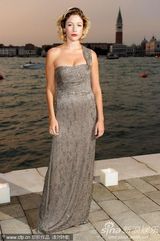 组图：麦当娜黑超黑裙尽展大姐大酷 助阵女性电影奖