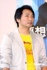 幻灯图：五月天出席代言活动现场挥汗如雨 