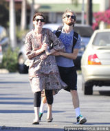 组图：海瑟薇印花长裙亮相 与老公嬉笑打闹