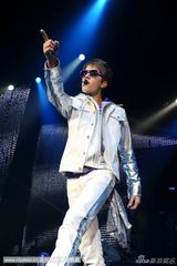 组图：贾斯汀-比伯曼城开唱 自摸胯下“不淡定”