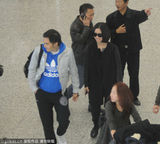 组图：姚贝娜黑装亮相上海 一路闲聊笑容不止