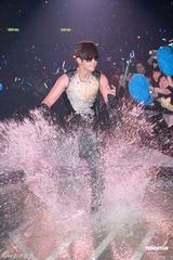 组图：罗志祥俏皮红衫红馆开唱 摔倒杨丞琳怀中