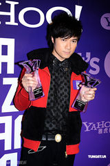 幻灯：众艺人获“网络搜寻人气大奖” 靓丽出席活动