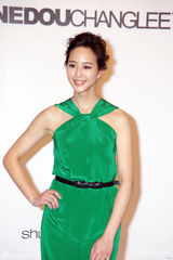 组图：张钧甯出席时尚活动否认与赵又廷绯闻