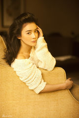 组图：袁姗姗冬日温暖写真 温柔娴静性感秀香肩