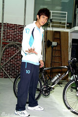 幻灯组图：汪东城代言运动服装 想开画展秀绘画天份