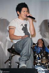 组图：曹格欲捐演唱会收入 不怕与萧敬腾比较